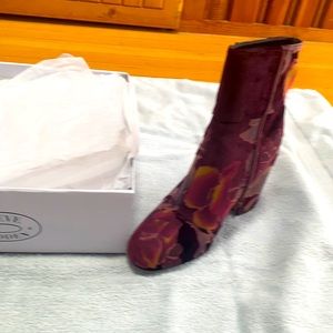 Size 9 .5 Steve madden Goldie shoe